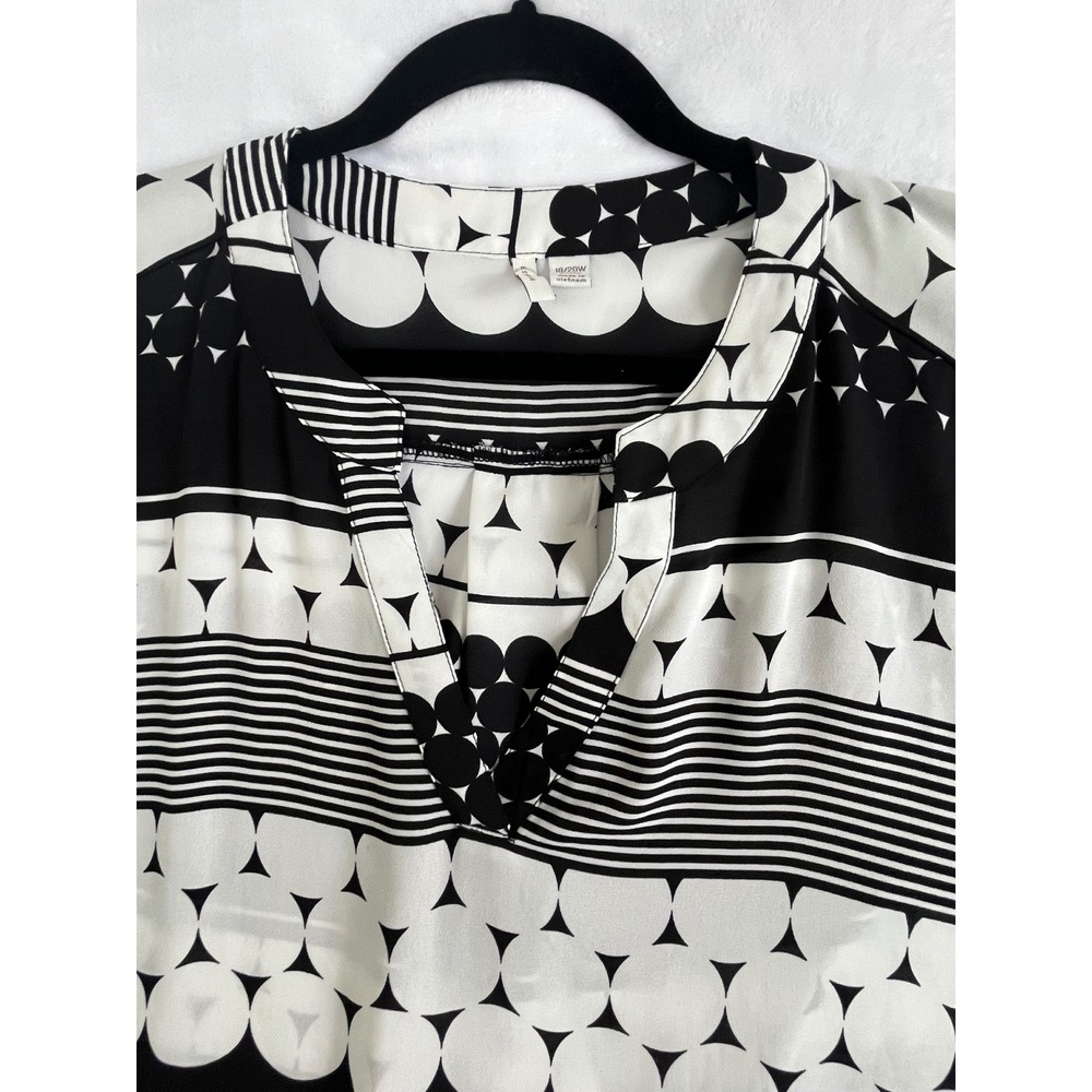 Cato Geometric Blouse Womens 18/20W Black White Good Roll Tab Sleeve Split Neck - Picture 6 of 13